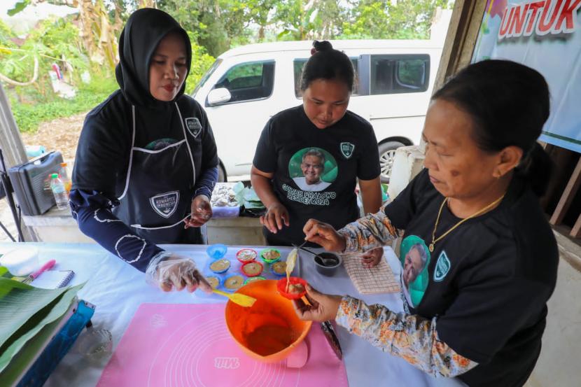 Komunitas Warung Tegal (Kowarteg) Indonesia, melakukan kegiatan Berbagi Ceria Kowarteg Indonesia bersama ibu-ibu di Desa Pohgajih, Kecamatan Selorejo, Kabupaten Blitar, Jawa Timur. 