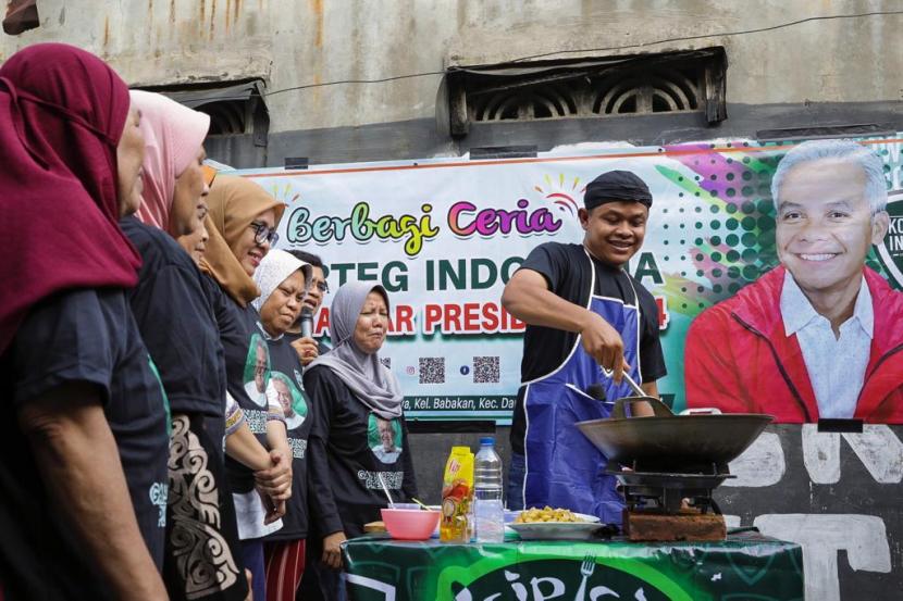 Komunitas Warung Tegal (Kowarteg) Indonesia menggelar demo masak yang diikuti ratusan warga Babakan, Kecamatan Dramaga, Kabupaten Bogor, Jawa Barat.