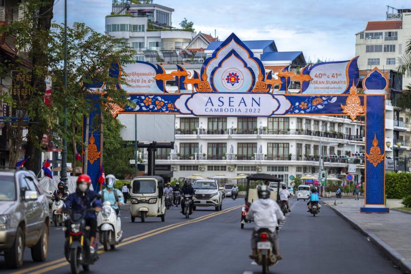 Komuter berkendara sebagai gerbang KTT Perhimpunan Bangsa-Bangsa Asia Tenggara (ASEAN) yang akan datang di Phnom Penh, Kamboja, Kamis, 10 November 2022. Para pemimpin Asia Tenggara mengadakan pertemuan dengan berbagai kelompok menjelang pembukaan KTT pada hari Jumat.