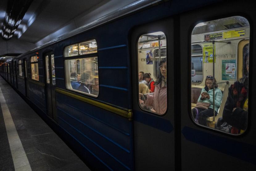 Komuter naik kereta bawah tanah di Kharkiv, Ukraina timur, Selasa, 24 Mei 2022. Kereta bawah tanah Kharkiv kembali beroperasi pada Selasa pagi setelah ditutup selama lebih dari dua bulan selama upaya Rusia untuk merebut kota itu.