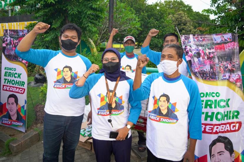 Konco Erick Thohir Gresik membagi-bagikan makanan berbuka alias takjil di sekitar Masjid Agung Maulana Malik Ibrahim, Gresik, Jawa Tengah.