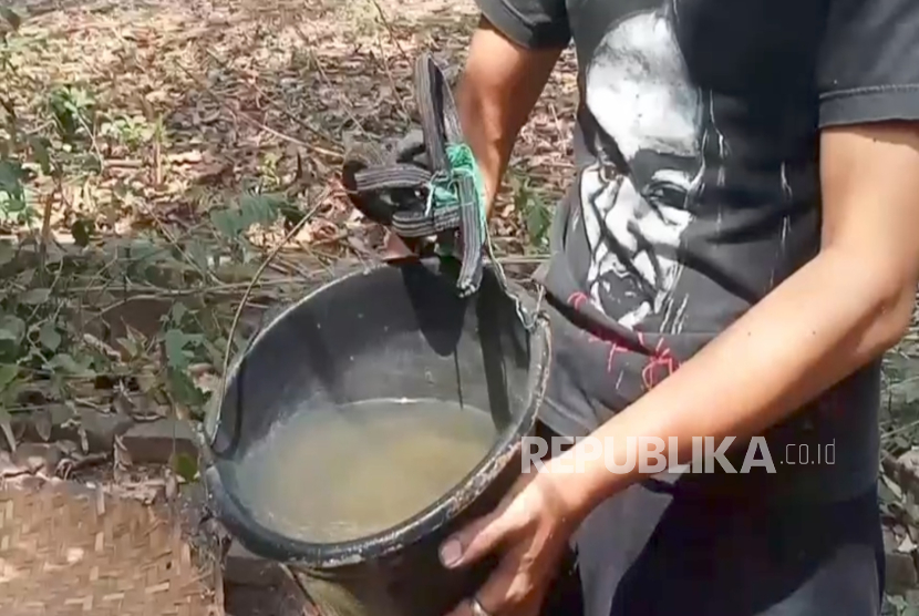 Kondisi air sumur warga di Cirebon keruh dan bikin gatal