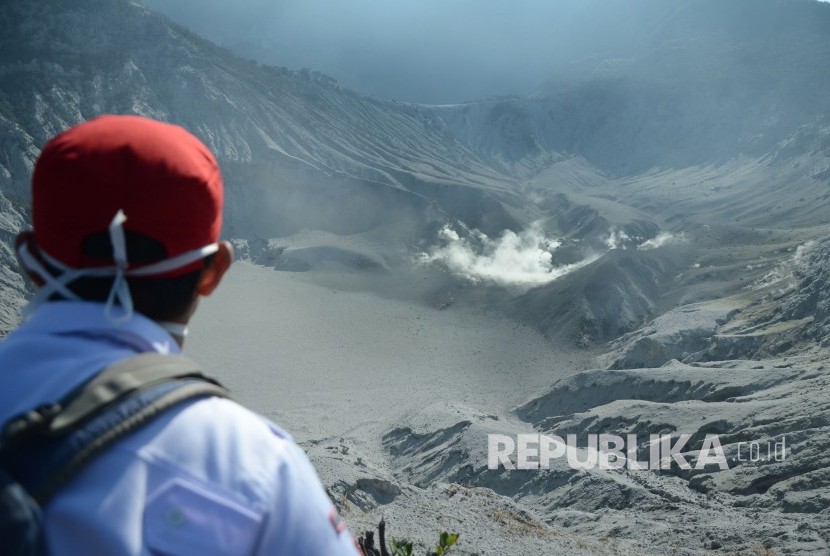 Petugas mengamati aktivitas vulkanik kawah Gunung Tangkuban Parahu, Senin (29/7).