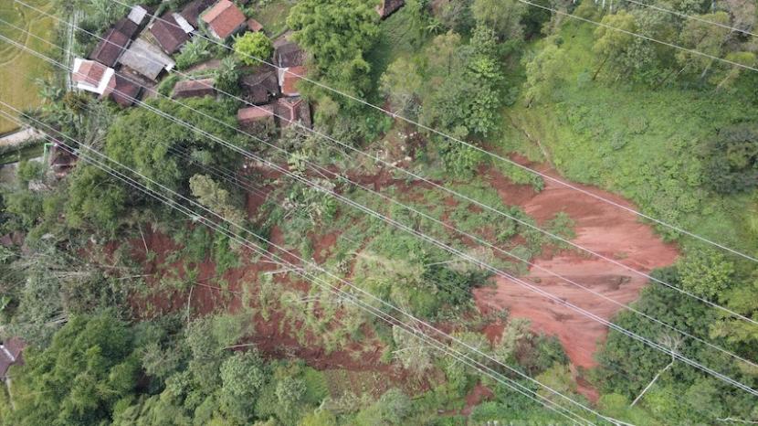 Kondisi area bencana tanah longsor di wilayah Kecamatan Samarang, Kabupaten Garut, Jawa Barat, Ahad (7/5/2023). 