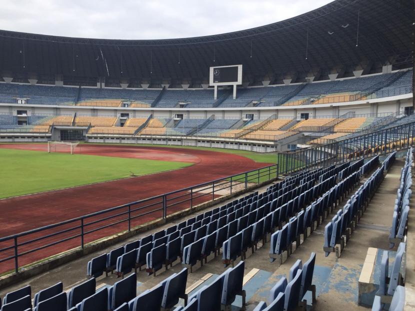 Kondisi area tribun dalam Stadion Gelora Bandung Lautan Api (GBLA), Kota Bandung yang mengalami banyak kerusakan imbas tidak adanya perawatan. Kamis (19/5/2022). 