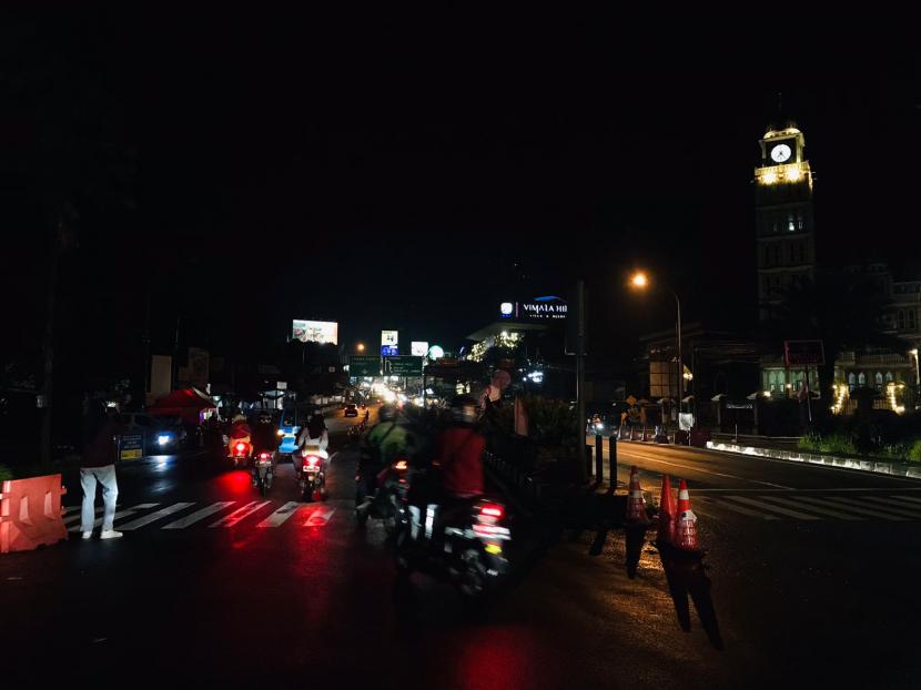 Kondisi arus lalu lintas di Jalur Puncak, tepatnya di Simpang Gadog, Kecamatan Ciawi, Kabupaten Bogor tanpa ada kegiatan takbir keliling, pada malam takbir, Ahad (1/5). Kepolisian Resor (Polres) Bogor, Jawa Barat, memprediksi arus lalu lintas di Jalur Puncak, Kabupaten Bogor, padat pada hari kedua Lebaran 2022 atau Selasa (3/5/2022).