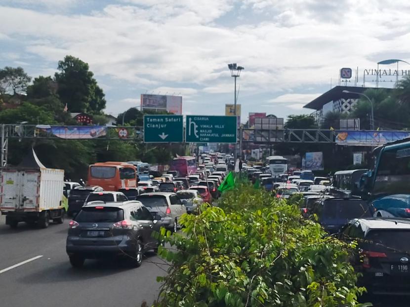 Kondisi arus lalu lintas kendaraan di kawasan Puncak, Kabupaten Bogor, Ahad (22/1/2023). 