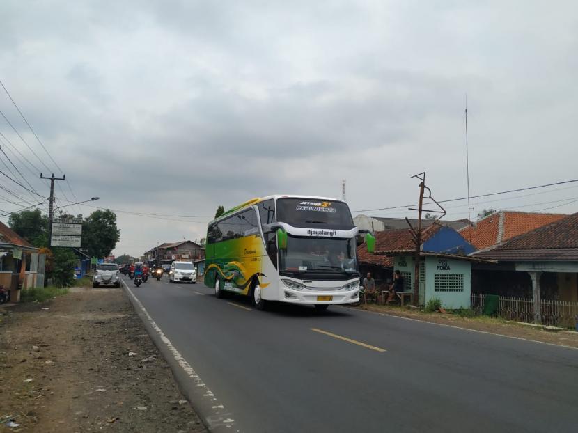 Kondisi arus lalu lintas di Simpang Rancamaya, Kabupaten Ciamis, Ahad (2/8). 
