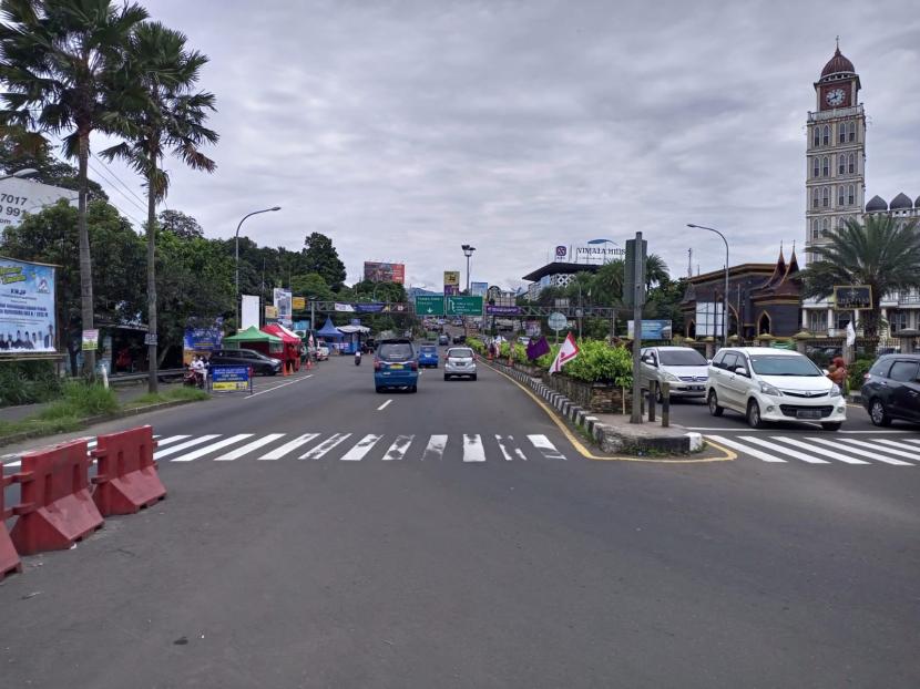 Kondisi arus lalu lintas Jalur Puncak dari Simpang Gadog, Jumat (29/4).