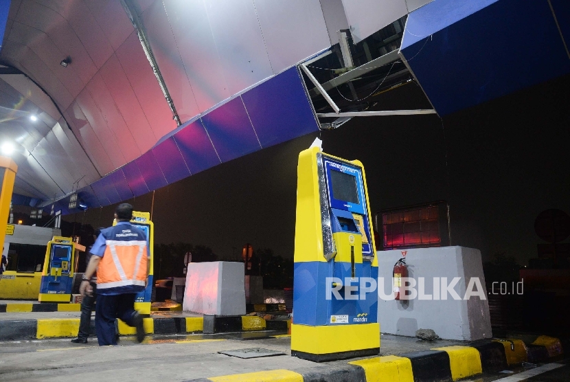  Kondisi atap gardu tol yang ambruk di pintu Gardu Tol Cikunir 2, Bekasi, Jawa Barat, Ahad (14/2) malam.  (Republika/Yasin Habibi) 