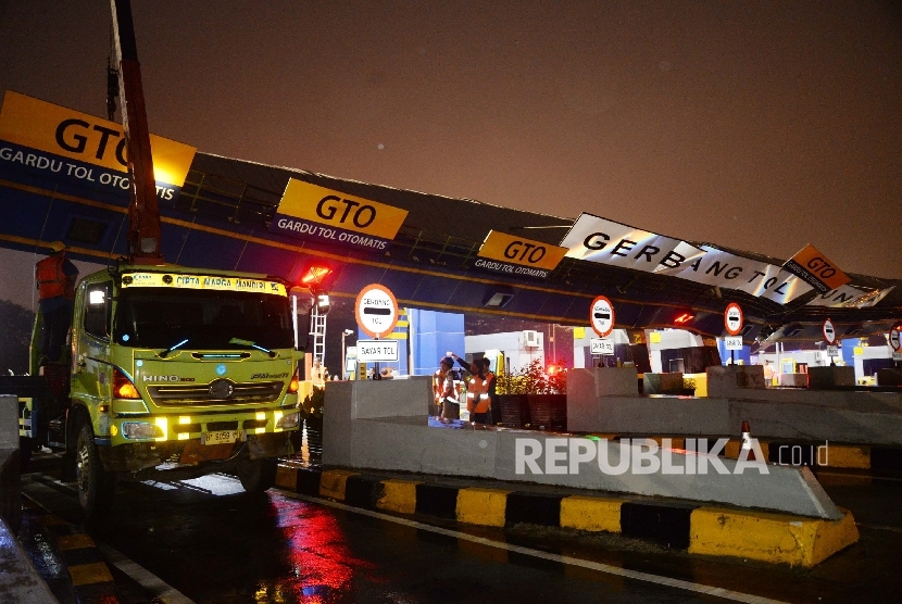 Kondisi atap gerbang Tol Cikunir 2, Bekasi, Jawa Barat, Ahad (14/2).