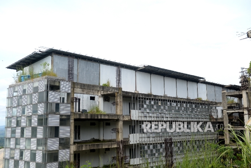 Kondisi bangunan yang terbengkalai di megaproyek sport center atau Pusat Pendidikan dan Sekolah Olahraga (P2SO), Kampung Bukit Hambalang, Desa Hambalang, Bogor, Jawa Barat, Jumat (18/3).(Republika/Wihdan Hidayat)