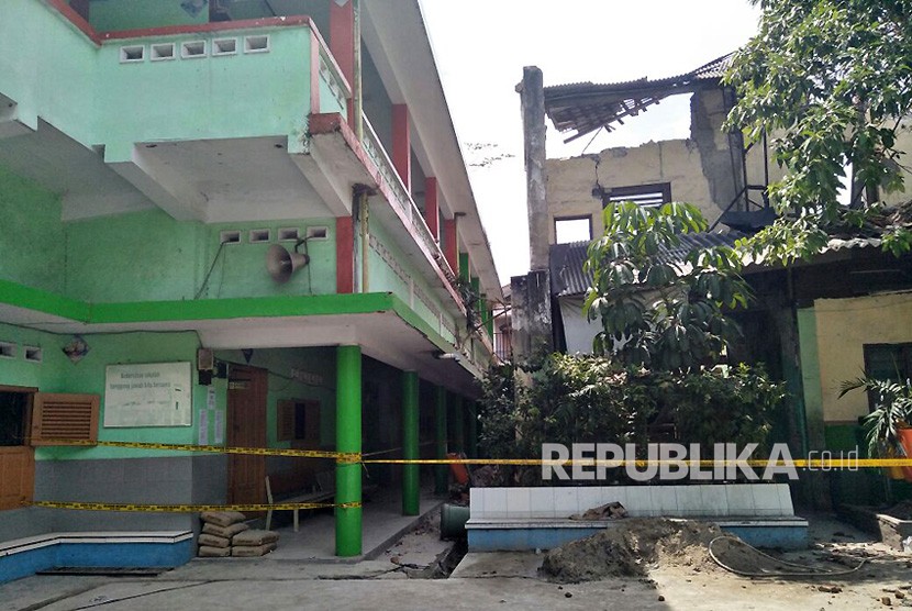 Kondisi bangunan cagar budaya di SMP Negeri 32 Jakarta Barat yang roboh.  Jumat (22/12). I