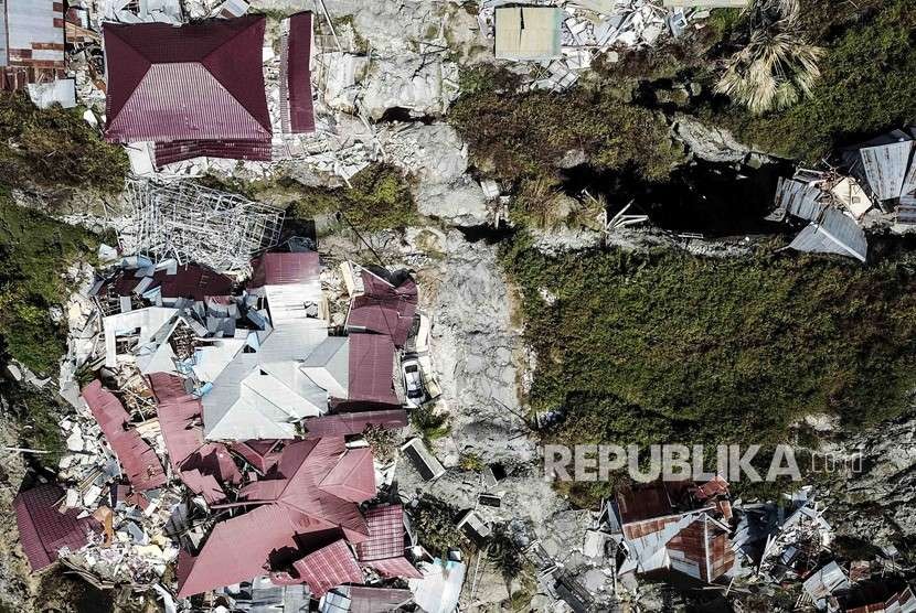 Kondisi bangunan dan jalanan yang rusak akibat gempa 7,4 pada skala richter (SR), di kawasan Kampung Petobo, Palu, Sulawesi Tengah, Selasa (2/10).