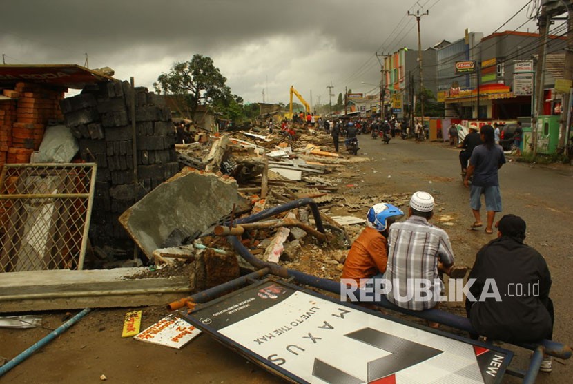 Kondisi bangunan di Jalan Raya Bojonggede, Bogor, yang ditertibkan Satpol PP, Kamis (30/11). Sebanyak 168 bangunan dibongkar karena tidak memiliki Izin Mendirikan Bangunan (IMB).