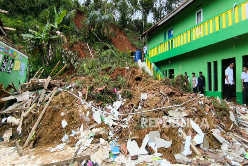 Ruang Kelas Rusak Terdampak Longsor, KBM MTs di Bandung Barat Dialihkan Secara Daring