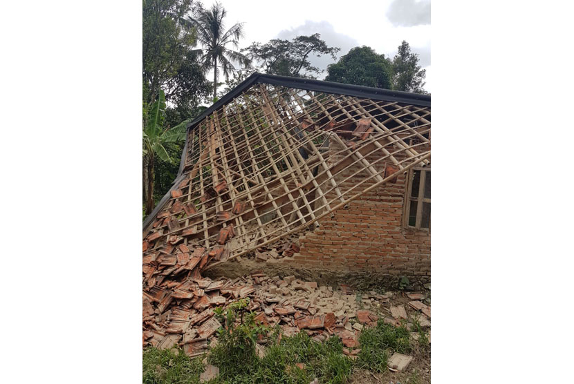 Kondisi bangunan rumah yang rusak di Kecamatan Cigudeg, Kabupaten Bogor, pasca gempa Banten, Selasa (23/1).
