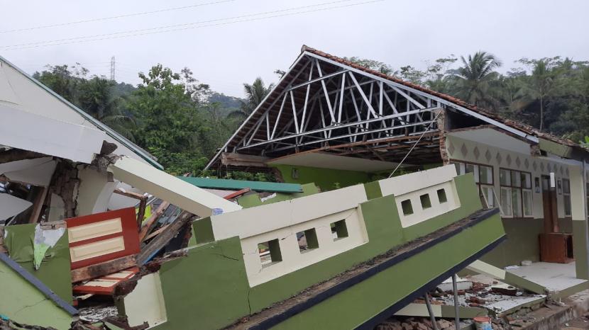 Kondisi bangunan sekolah yang ambruk di Desa Singajaya, Kecamatan Cibalong, Kabupaten Tasikmalaya, Rabu (10/2/2021).