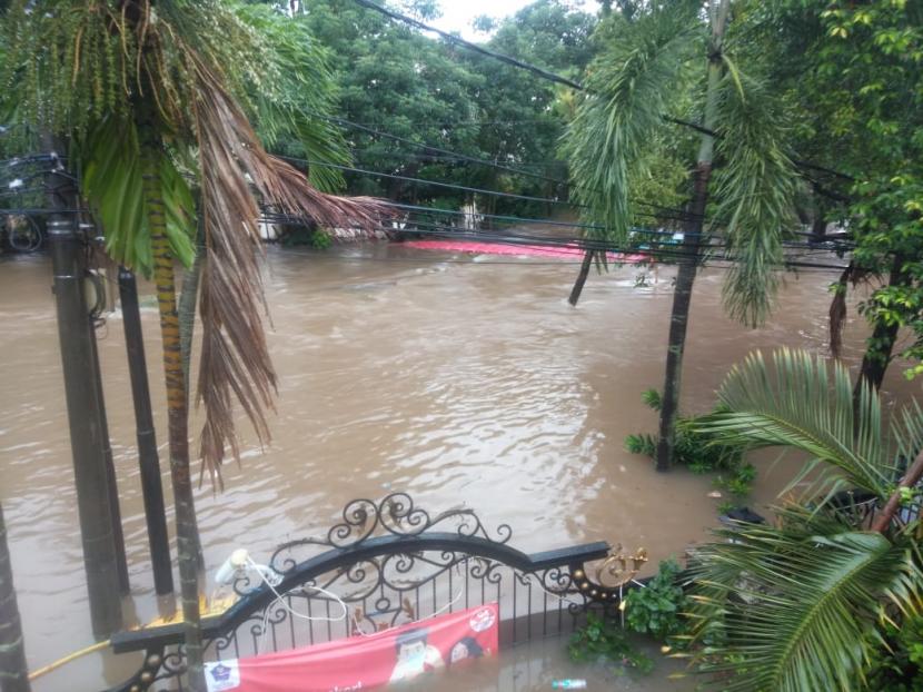 Kondisi banjir di depan kediaman Hasnaeni di Kemang.