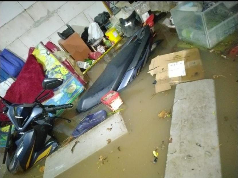 Kondisi banjir di Perumahan Ambar Waringin Jaya, Kecamatan Bojonggede, Kabupaten Bogor, Jumat (15/7). 