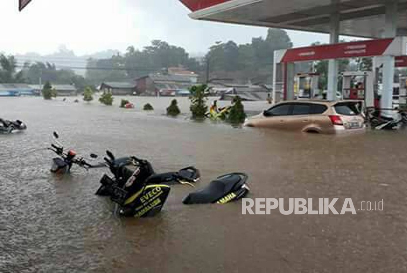 Kondisi banjir yang menerjang Kabupaten Mamuju, Sulawesi Barat, Kamis (22/3).