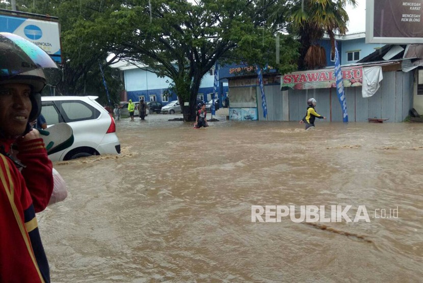 Kondisi banjir yang menerjang Kabupaten Mamuju, Sulawesi Barat, Kamis (22/3).