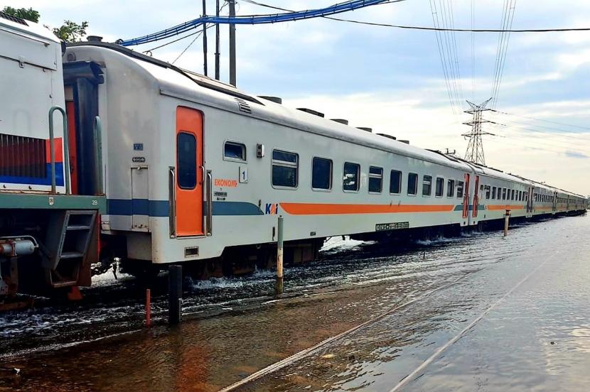 Rel kereta mengalami banjir (ilustrasi). jalur kereta api antara Stasiun Gubug hingga Karangjati di Kabupaten Grobogan, Jawa Tengah, yang tergenang banjir, sudah bisa dilalui kereta.