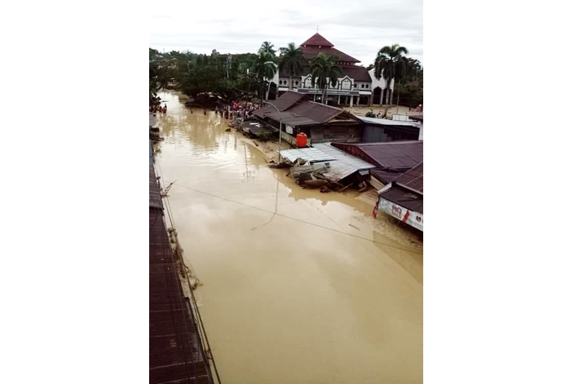 Kondisi bantaran sungai Masamba akibat banjir bandang di Masamba, Kabupaten Luwu Utara, Sulawesi Selatan, Selasa (14/7/2020). Akibat banjir bandang tersebut mengakibatkan 10 orang meninggal dunia dan ratusan rumah tertimbun lumpur.