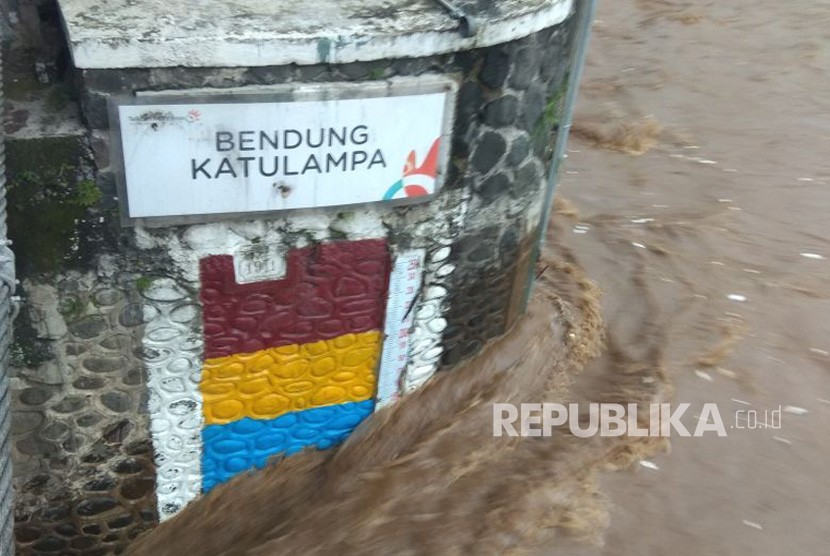 Kondisi Bendung Katulampa, Bogor, dengan ketinggian muka air 170 centimeter atau siaga dua pada pukul 16.30 WIB 