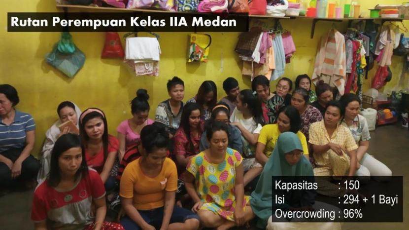 Kondisi berbagai lapas di Indonesia yang penuh dan sesak oleh para tahanan. 