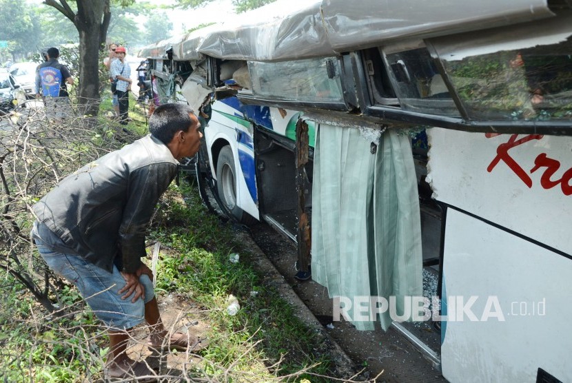 Kecelakaan bus Kramat Djati (Ilustrasi). Polisi menetapkan sopir bus Kramat Djati sebagai tersangka kecelakaan di  Tol Surabaya Mojokerto. 