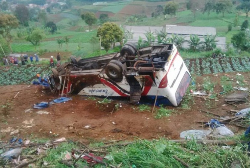 Kondisi bus pariwisata yang mengalami kecelakaan di jalur Puncak Cianjur, Desa Ciloto, Kecamatan Cipanas, Kabupaten Cianjur, Ahad (30/4). 