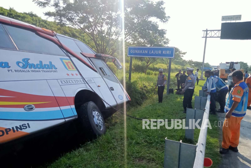 Kondisi bus Rosalia indah yang mengalami kecelakaan di ruas Tol Semarang-Batang, Jawa Tengah, Kamis (11/4/2024). 