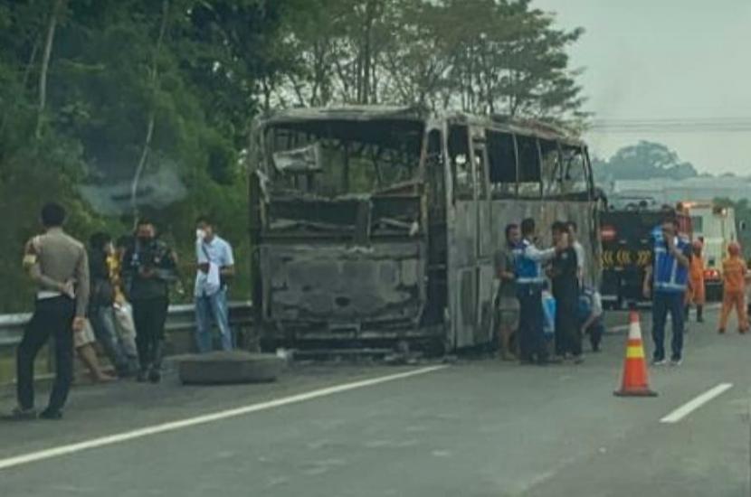 Kondisi bus PO Sudiro Tungga Jaya yang terbakar setelah dievakuasi di area bahu jalan ruas Tol Semarang- Solo, seksi Ungaran Bawen, di KM 433+800 A, Sabtu (4/12) pagi. Dalam peristiwa ini 34 penumpang dan awak bus selamat