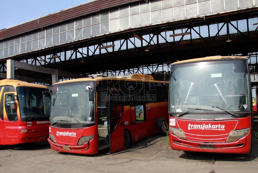 Kondisi Bus TransJakarta di bengkel pool TransJakarta, Cawang,Jakarta Timur, Jumat (8/8). (Republika/ Yasin Habibi)