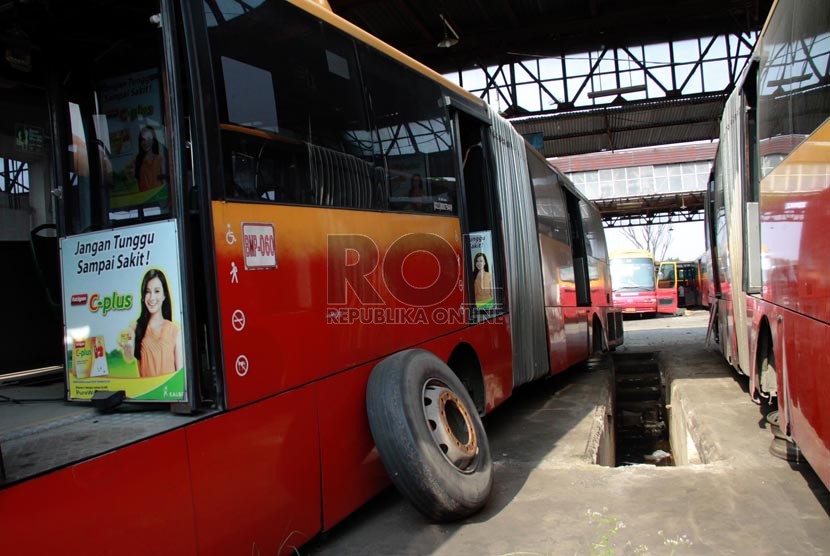 Kondisi Bus TransJakarta di bengkel pool TransJakarta, Cawang,Jakarta Timur, Jumat (8/8). (Republika/ Yasin Habibi)