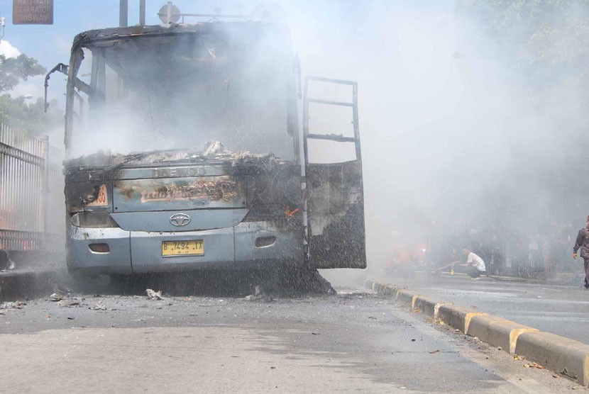   Kondisi Bus TransJakarta jurusan Pulo Gadung-Dukuh Atas yang terbakar di Jalan Sultan Agung, Pasar Rumput, Jakarta Selatan, Selasa (8/4). (foto: Raisan Al Farisi)