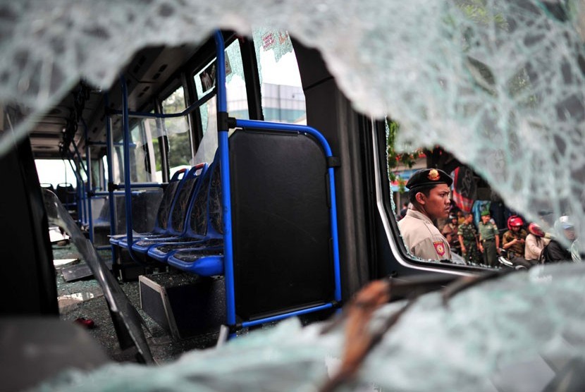 Kondisi Bus Transjakarta yang dirusak massa di Jl Mampang Prapatan, Jakarta Selatan, Jumat (13/7).  (Yogi Ardhi/Republika)