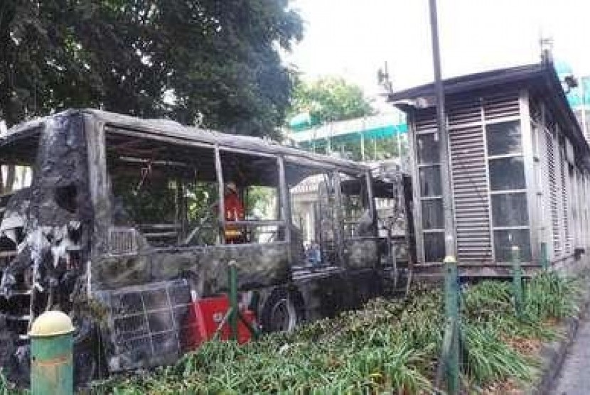 Kondisi bus Transjakarta yang terbakar di halte Al Azhar.