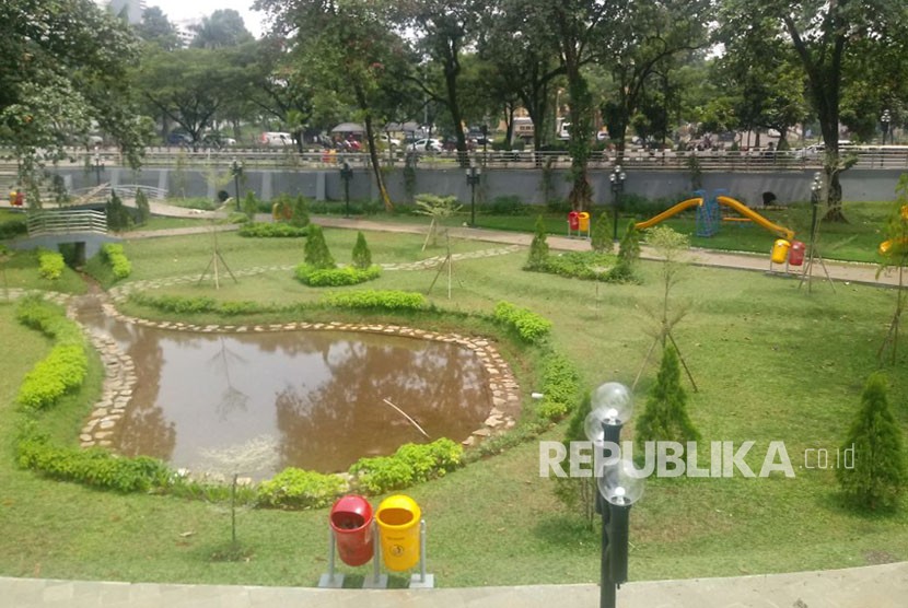 Kondisi Cibinong Situ Plaza di Jalan Tegar Beriman, Bogor, Kamis (1/3). Ruang terbuka hijau yang belum diresmikan ini sudah mengalami sejumlah kerusakan. 