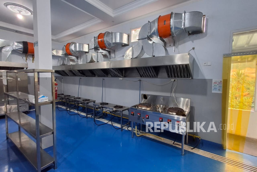 Kondisi Dapur di Salah Satu SPPG di Kabupaten Bandung Barat. Pemkab Bandung Barat Menyiapkan Pendamping dan Alat Rapid Tes untuk Mengecek Bahan Baku yang akan Diolah Menjadi Menu MBG di SPPG.