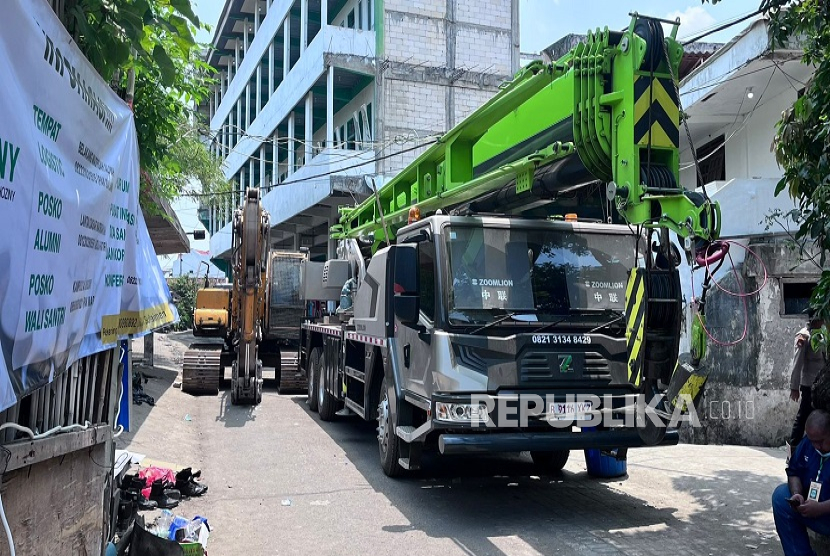 Kondisi di dekat lokasi ambruknya Pondok Pesantren Al Khoziny, Buduran, Sidoarjo, Jumat (3/10/2025). 