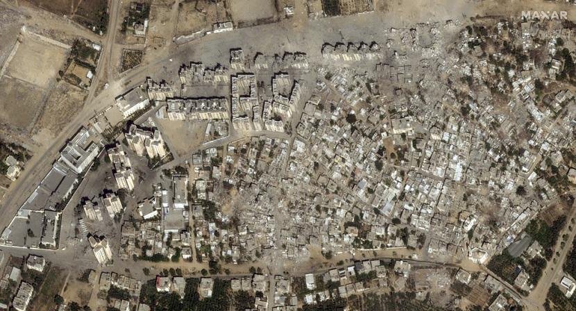 Kondisi di lingkungan Izbat Beit Hanoun, Gaza utara setelah serangan udara Israel, pada 21 Oktober 2023.