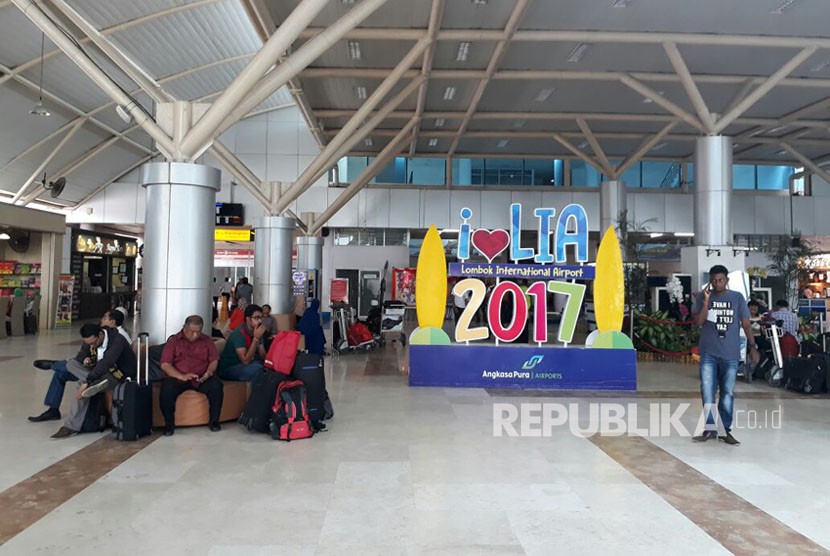 Kondisi di Lombok International Airport (LIA) di Lombok Tengah, NTB pada Senin (27/11). Meski sudah kembali dinyatakan buka pada pukul 06.00 Wita, sejumlah maskapai seperti Garuda Indonesia dam AirAsia memilih membatalkan penerbangan.