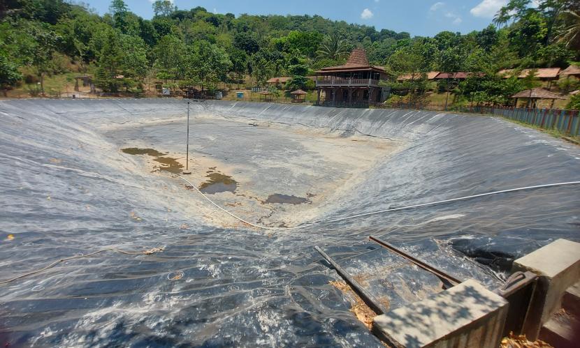 Kondisi embung Sebligo di Desa Lerep, Kecamatan Ungaran Barat, Kabupaten Semarang, yang mengering dan tidak lagi menampung air.