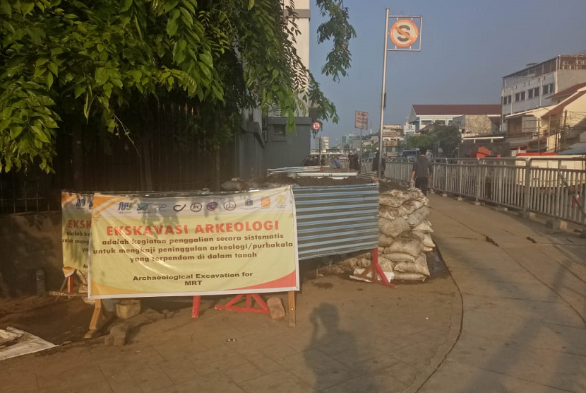 Kondisi galian tim ekskavasi Arkeologi UI di sebelah barat daya Stasiun Jakarta Kota, Kamis (25/10). 