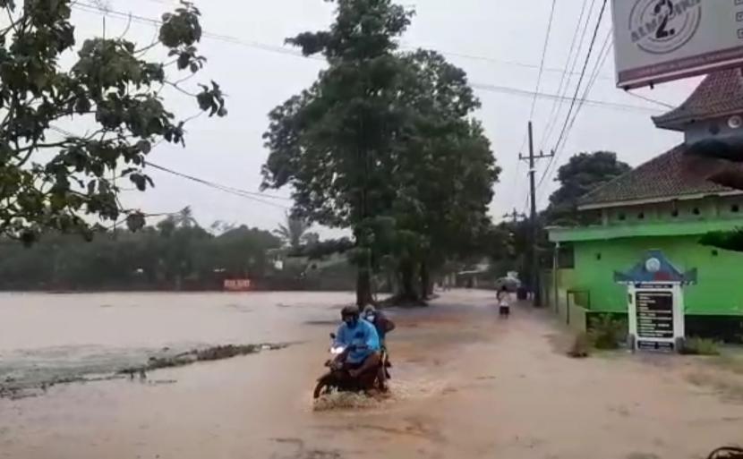 Kondisi genangan banjir bandang di salah satu sudut lingkungan Bugisan, Kelurahan Lodoyong, Kecamatan Ambarawa, Kabupaten Semarang, Selasa (11/1) petang. Hujan deras mengakibatkan sungai Panjang meluap dan menggenangi lahan pertanian serta pemukiman warga Bugisan.