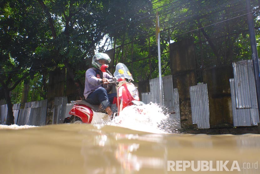 Kondisi genangan banjir di Jalan Pejaten Raya, Pasar Minggu, Jakarta Selatan, Kamis (21/4). (Republika/Yogi Ardhi)