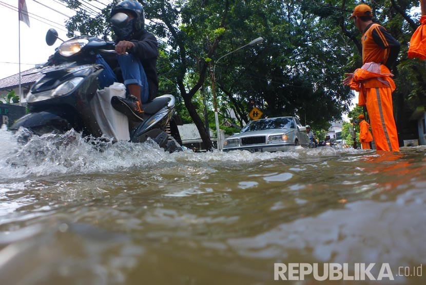 Kondisi genangan banjir di Jalan Pejaten Raya, Pasar Minggu, Jakarta Selatan, Kamis (21/4). (Republika/Yogi Ardhi)