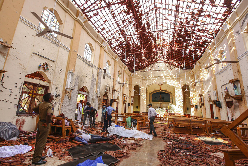 Kondisi Gereja St. Sebastian di Negombo, utara Kolombo, Sri Lanka yang hancur usai serangan bom saat misa Paskah, Ahad (21/4).